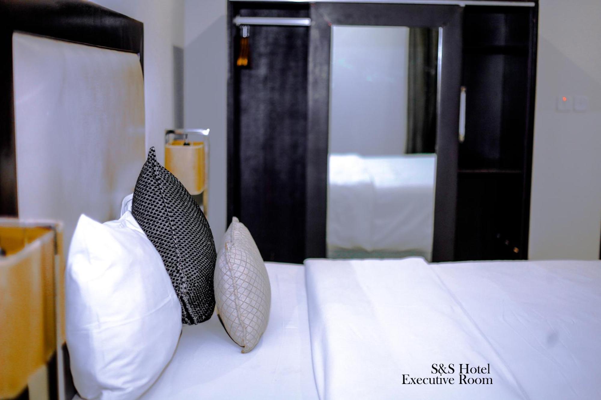 S & S Hotel & Suites Lagos Exterior foto
